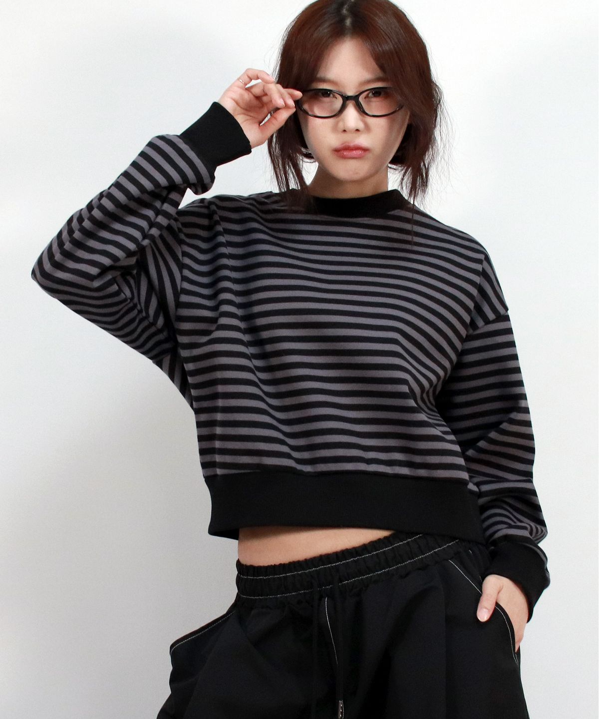 드마크(DEMARC) STRIPE CROP SWEATSHIRT -  Black