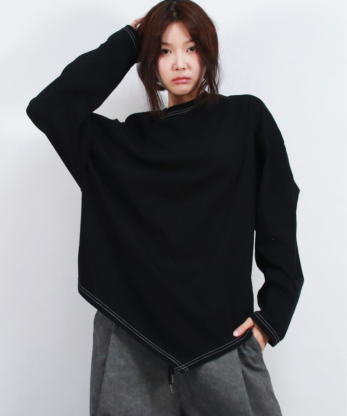드마크(DEMARC) unbalanced medium fit stitch long-sleeved T-shirt Black