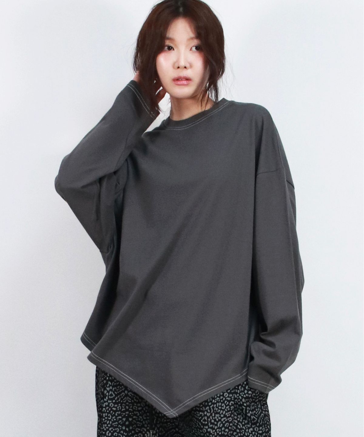 드마크(DEMARC) unbalanced medium fit stitch long-sleeved T-shirt Charcoal