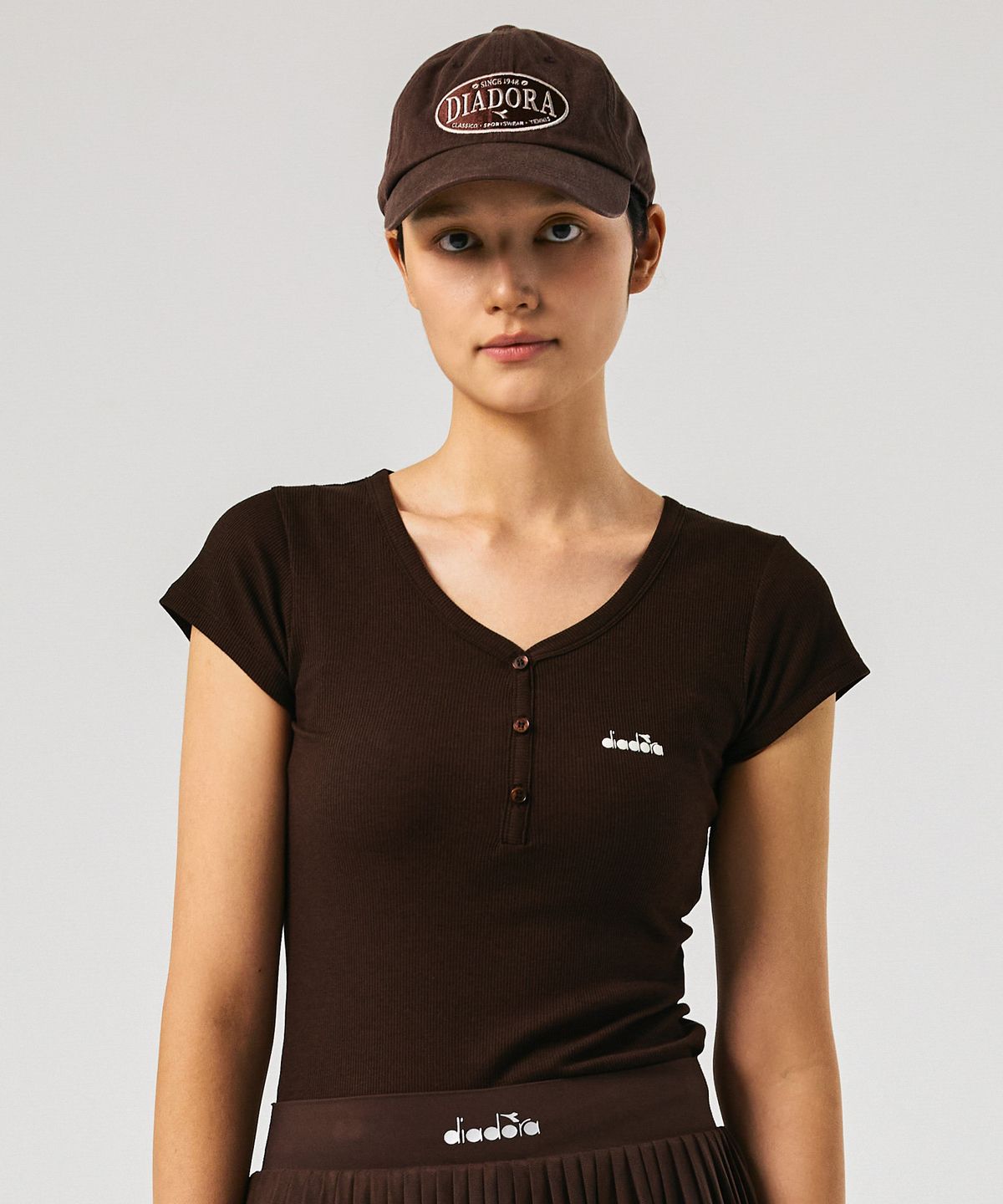 디아도라(diadora) 헨리넥 슬림 반팔 티셔츠 BROWN