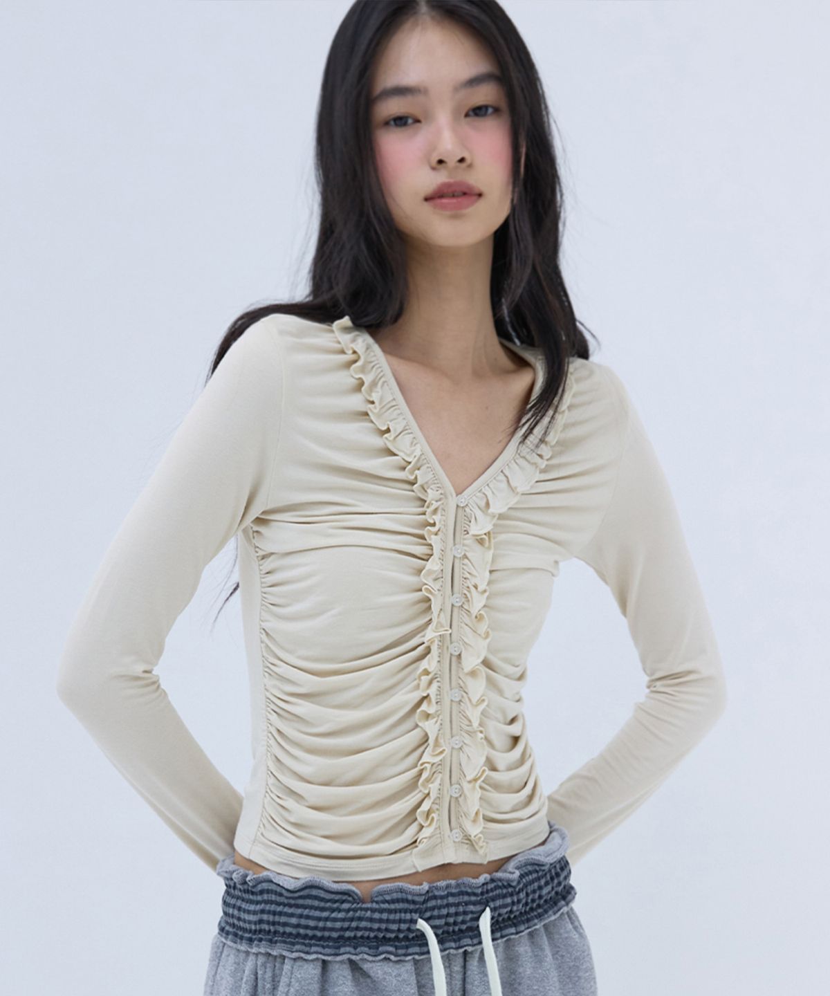 미치코런던 코시노(MICHIKO LONDON KOSHINO) 러플 셔링 버튼 탑 크림 베이지