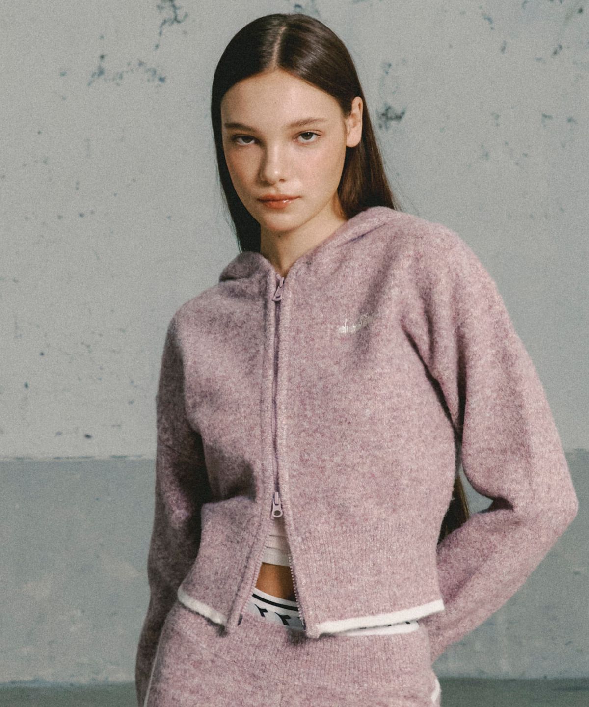 디아도라(diadora) 투톤 스웨터 후드 집업 자켓 우먼 PINK