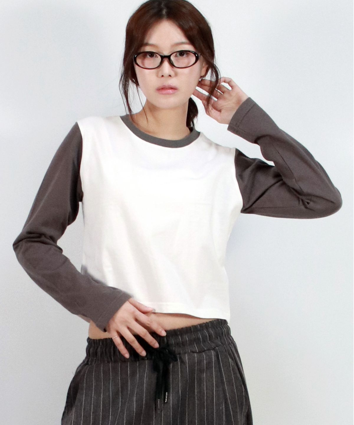 드마크(DEMARC) COLOR-BLOCK SEMI-CROP LONG SLEEVE TEE -  White&Charcoal