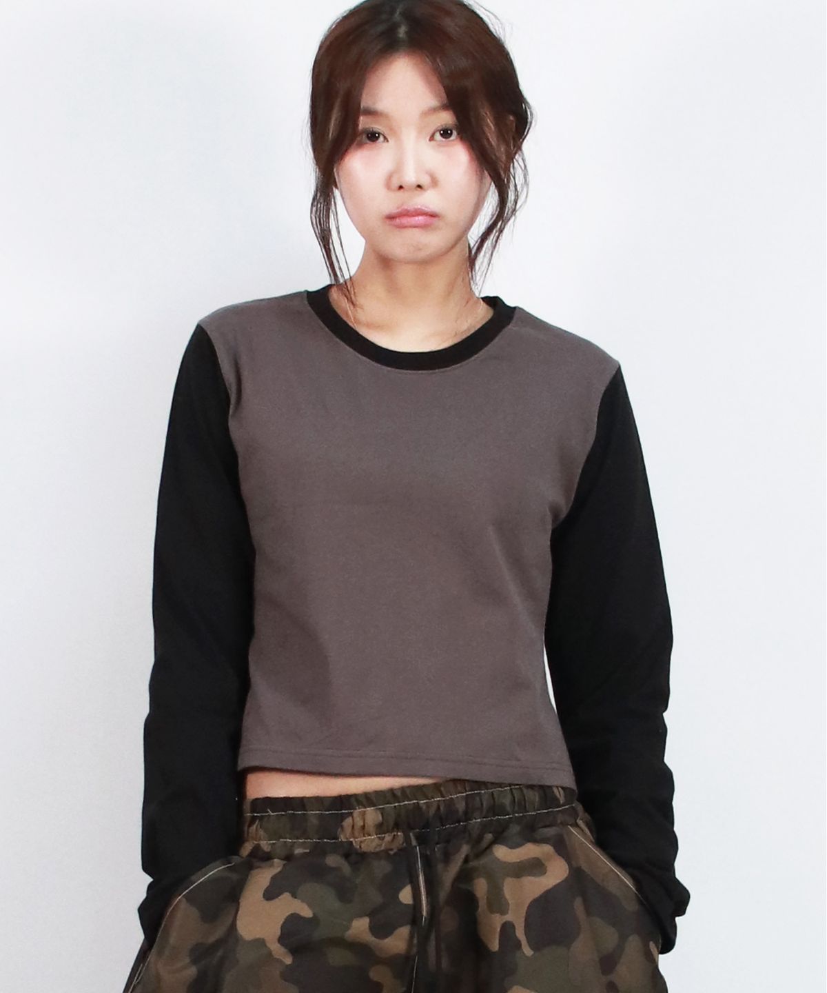 드마크(DEMARC) COLOR-BLOCK SEMI-CROP LONG SLEEVE TEE -  Charcoal&Black