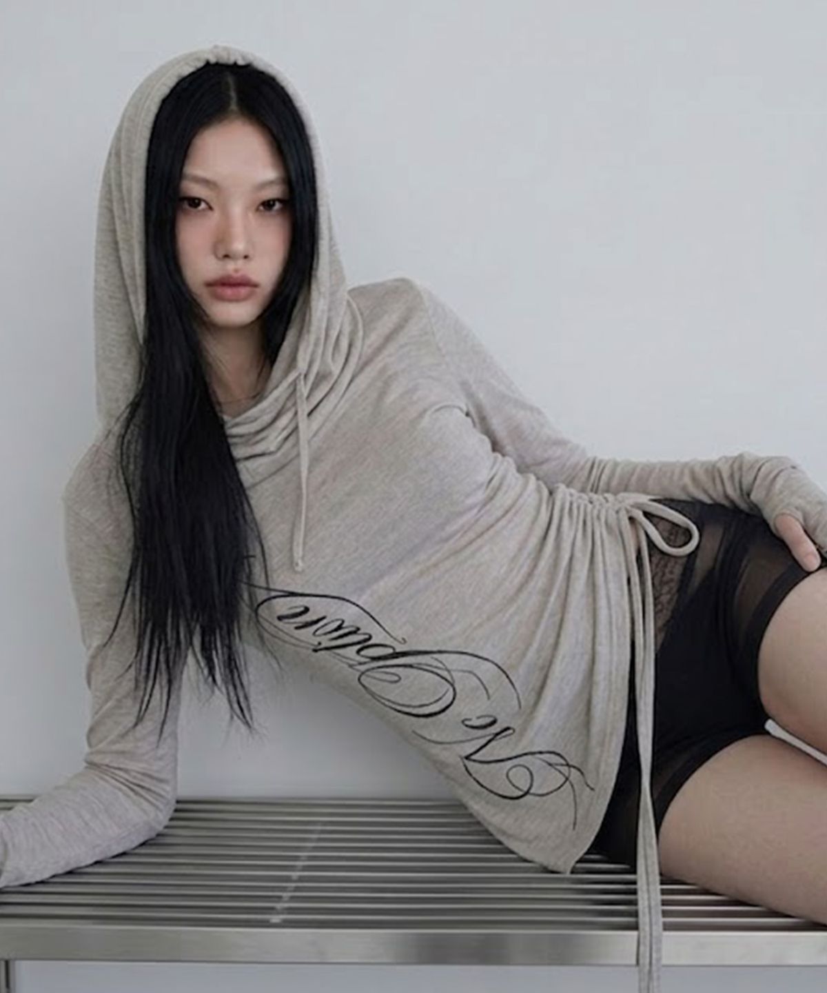 컷아웃(CUTOUT) 그래픽 카울 후드 롱슬리브-차콜그레이
