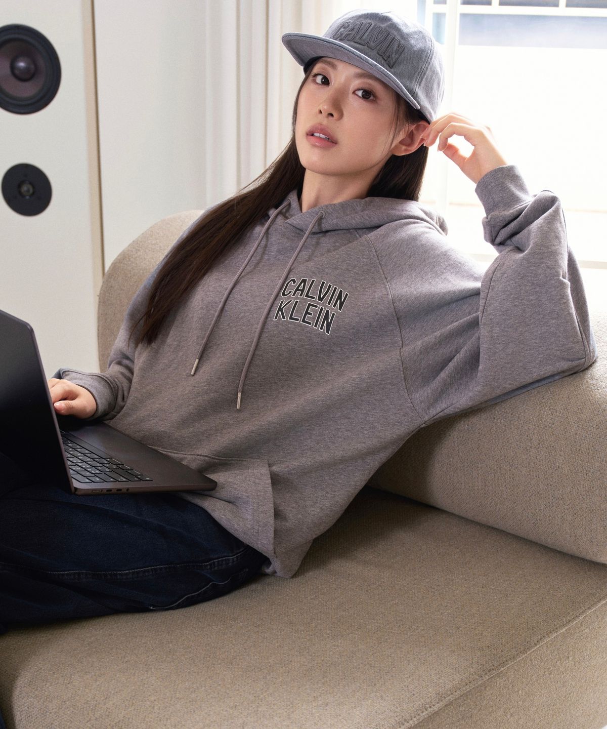 캘빈클라인 진(CALVIN KLEIN JEANS) 오프듀티 바시티 로고 후드티 A4RH283G P7E