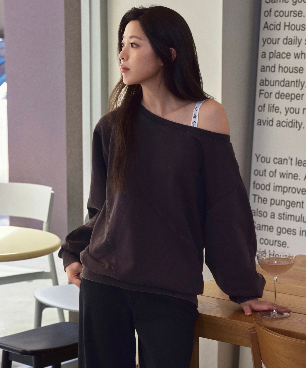 캘빈클라인 진(CALVIN KLEIN JEANS) 오프듀티 여성 컷오프 원숄더 스웻 셔츠 A47H298G YZ3