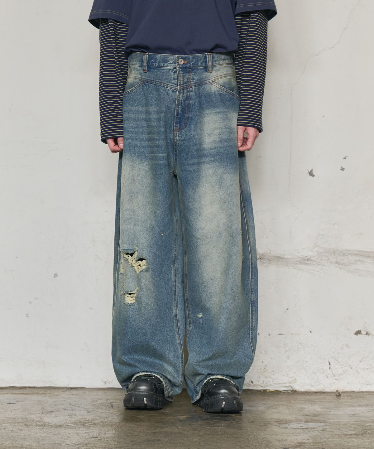 논타입(NONTYPE) FADED TRACE DISTRESSED JEANS (BLUE)