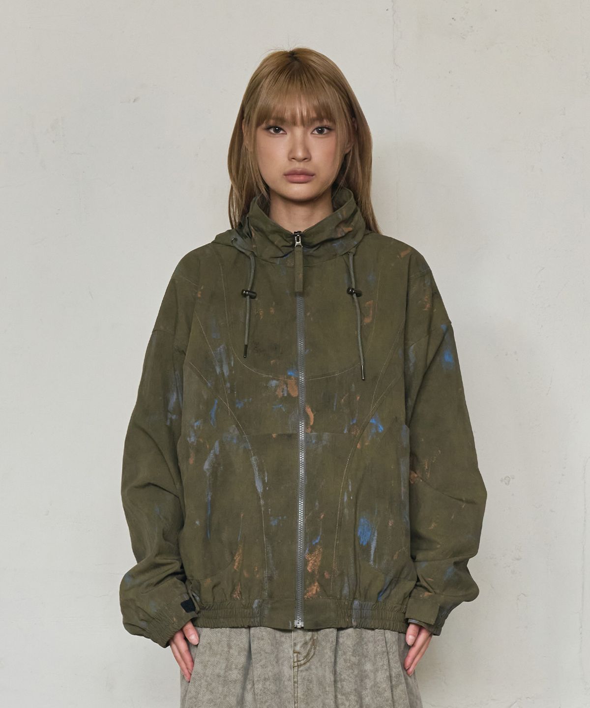 논타입(NONTYPE) PAINT SPLATTER HOODED ZIP WINDBREAKER (KHAKI)