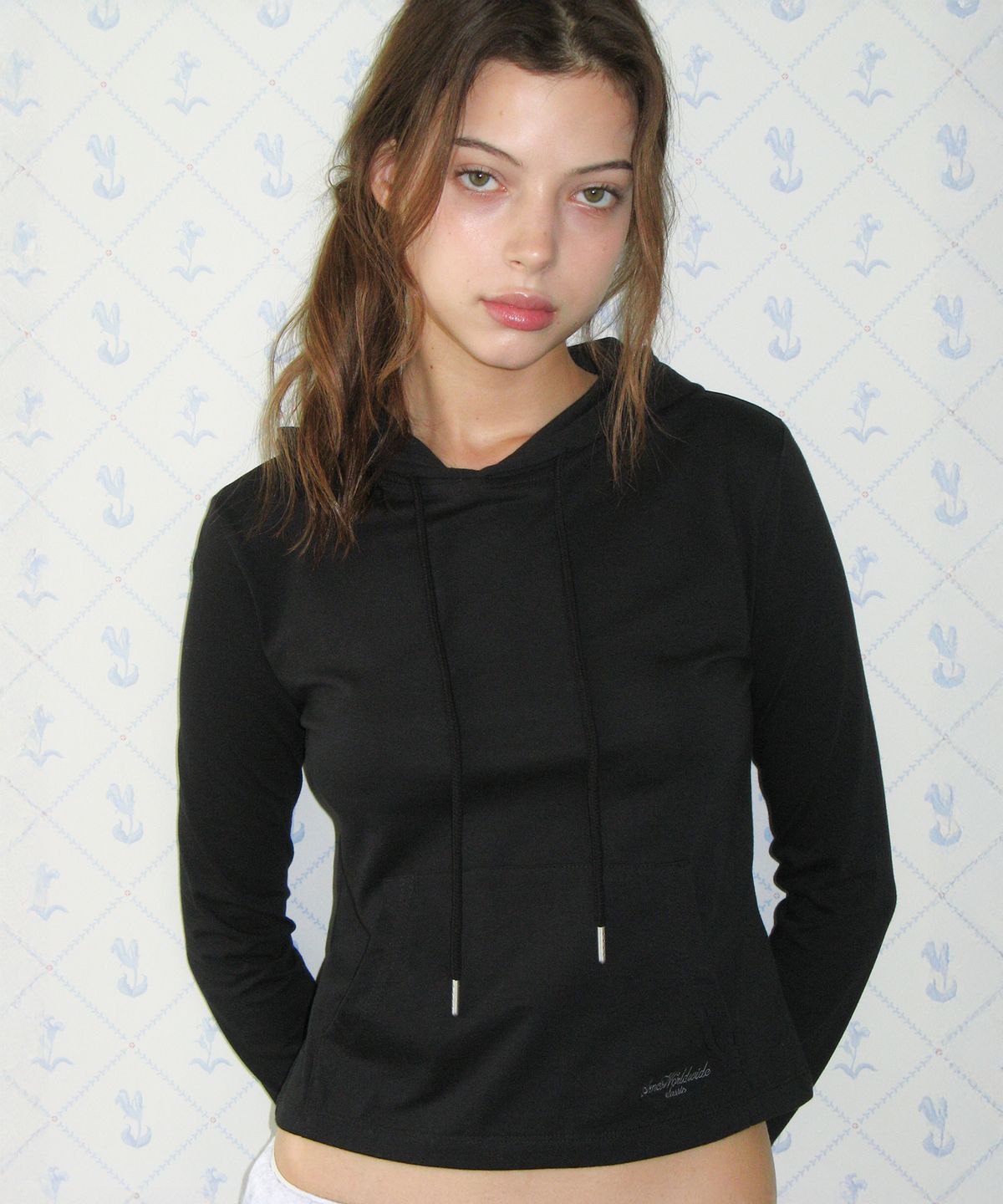 아메스 월드와이드(AMES-WORLDWIDE) CLASSIC CROP HOODIE LS TEE BLACK