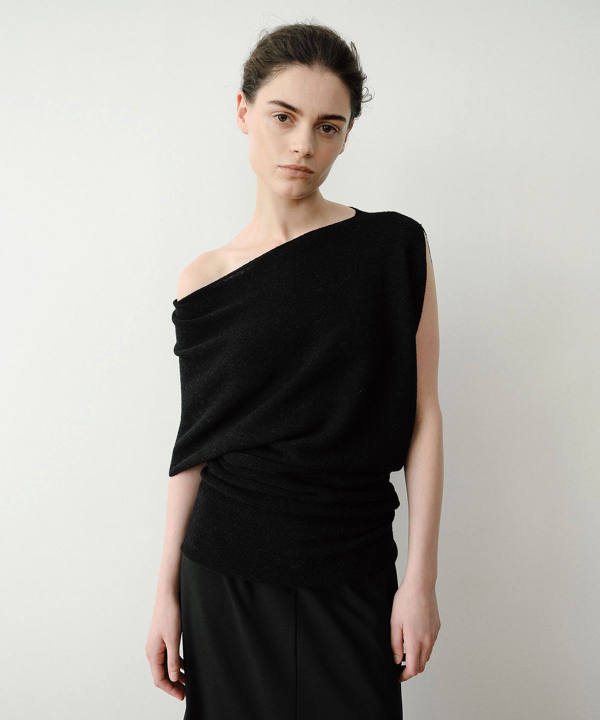 이아(EAAH) BABY ALPACA DRAPE KNIT TOP (BLACK)