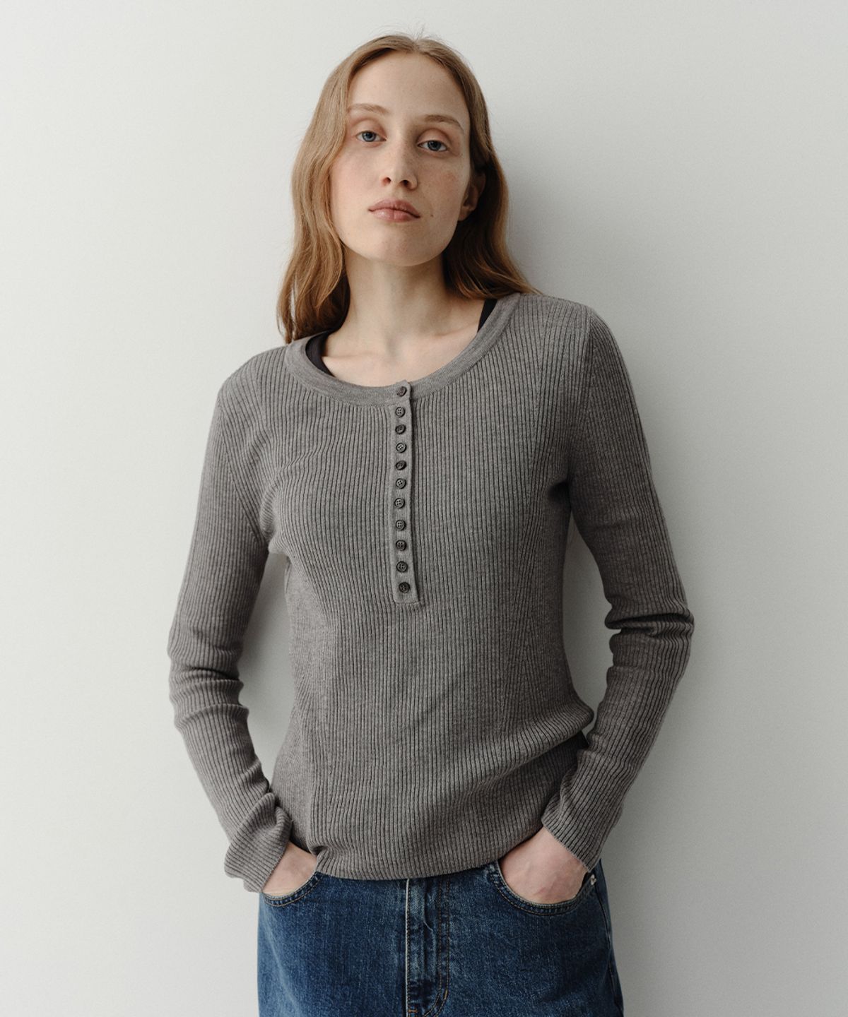 이아(EAAH) WOOL SILK HENLEY NECK KNIT TOP (GREY)