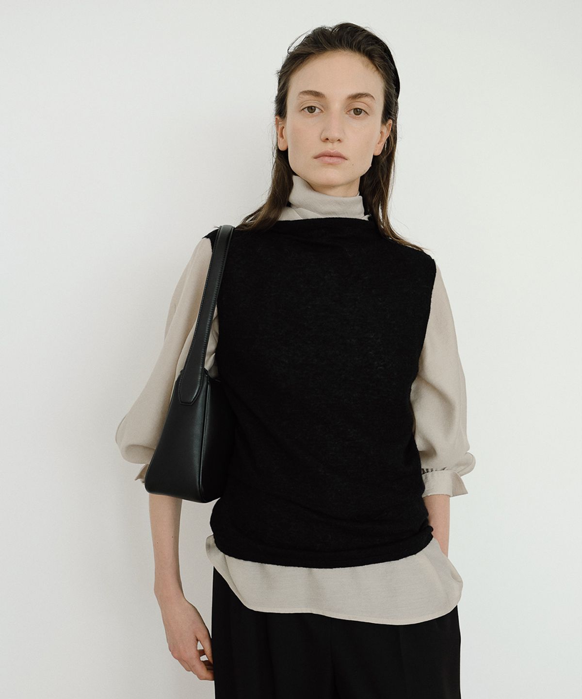 이아(EAAH) BABY ALPACA MOCK NECK KNIT TOP (BLACK)