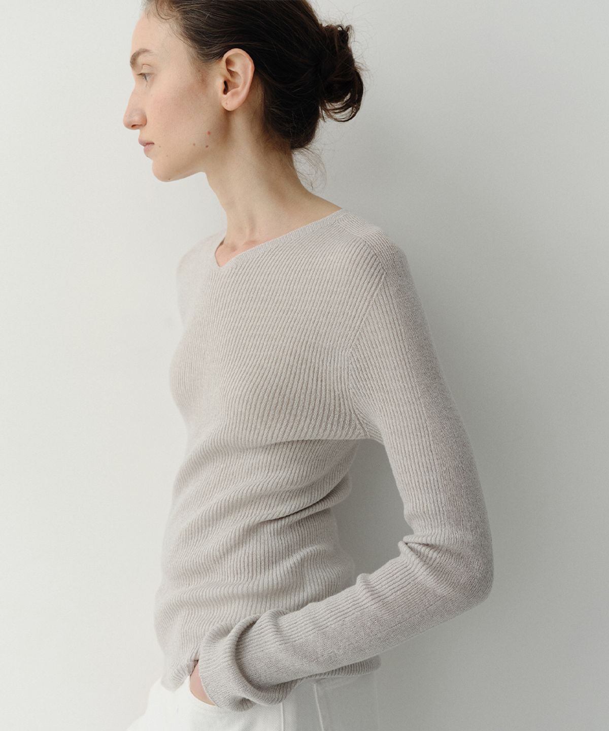 이아(EAAH) LUREX V NECK KNIT TOP (SILVER)