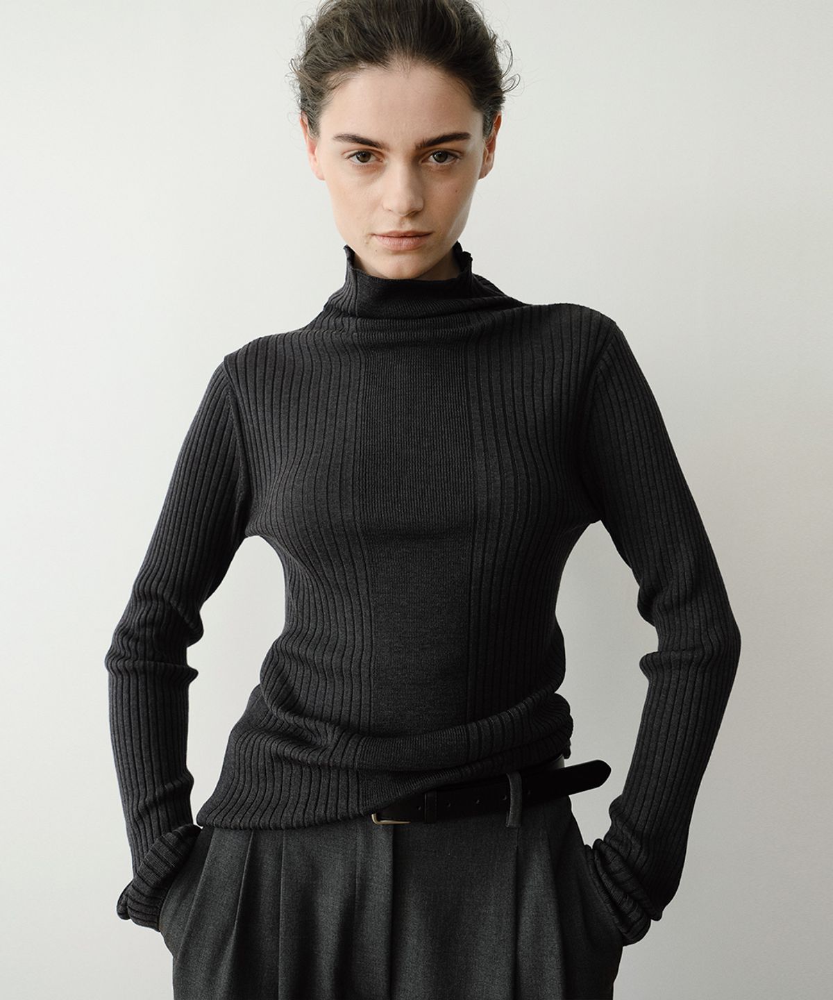 이아(EAAH) WOOL SILK RIB KNIT TOP (CHARCOAL)