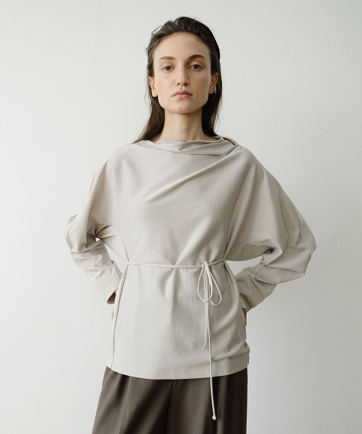 이아(EAAH) DRAPE DOLMAN BLOUSE (ASH BEIGE)