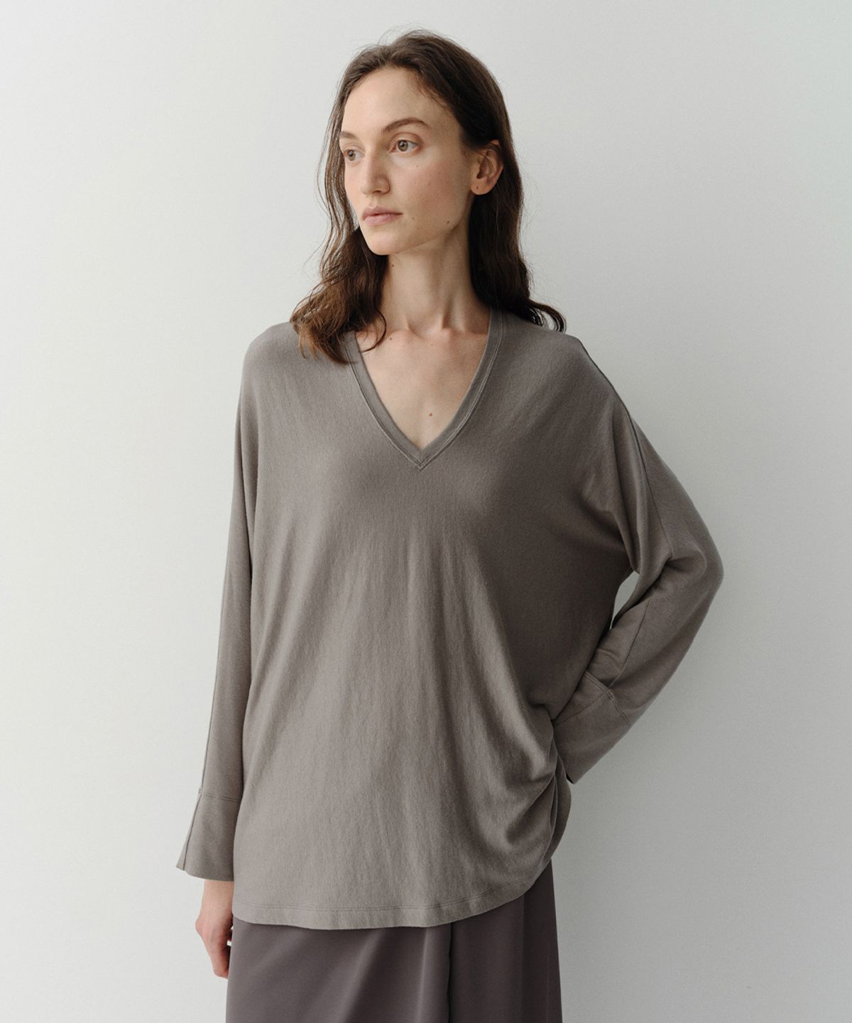 이아(EAAH) WOOL V NECK FLARE TOP (TAUPE)