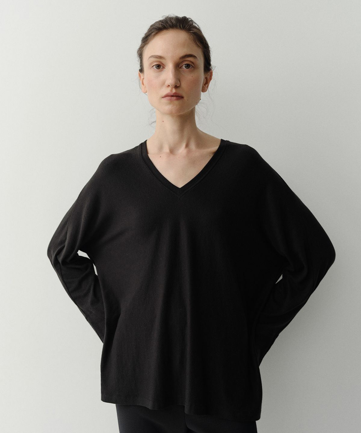 이아(EAAH) WOOL V NECK FLARE TOP (BLACK)