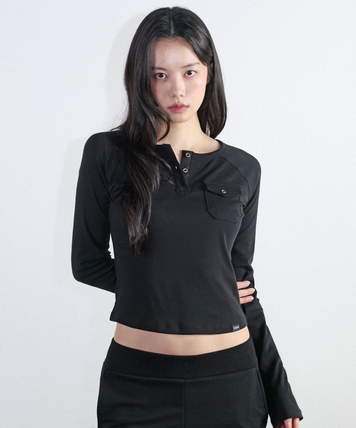 매고렌 서울(MAGORENSEOUL) 포켓 헨리넥 레글런 롱슬리브 블랙