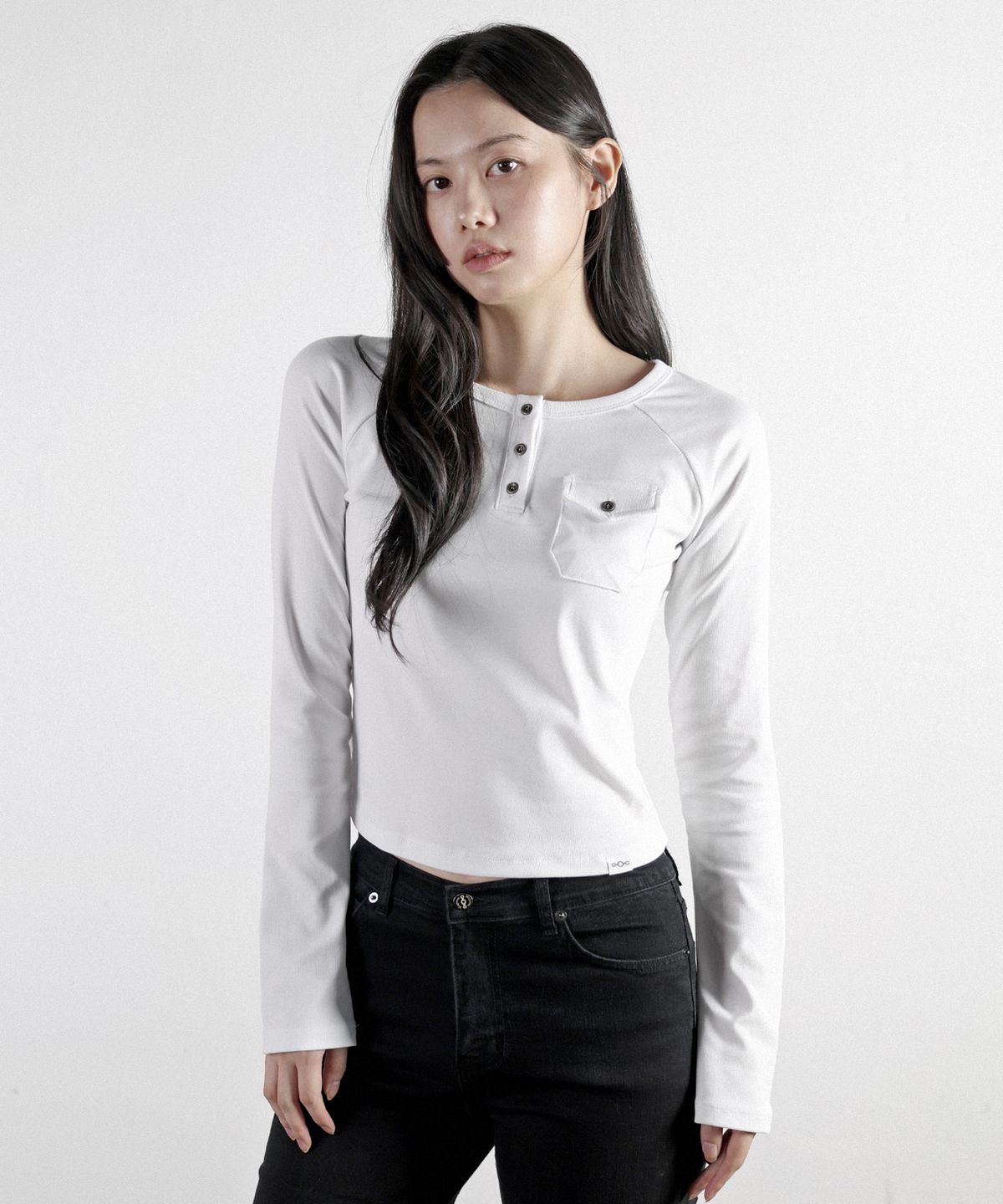 매고렌 서울(MAGORENSEOUL) 포켓 헨리넥 레글런 롱슬리브 화이트