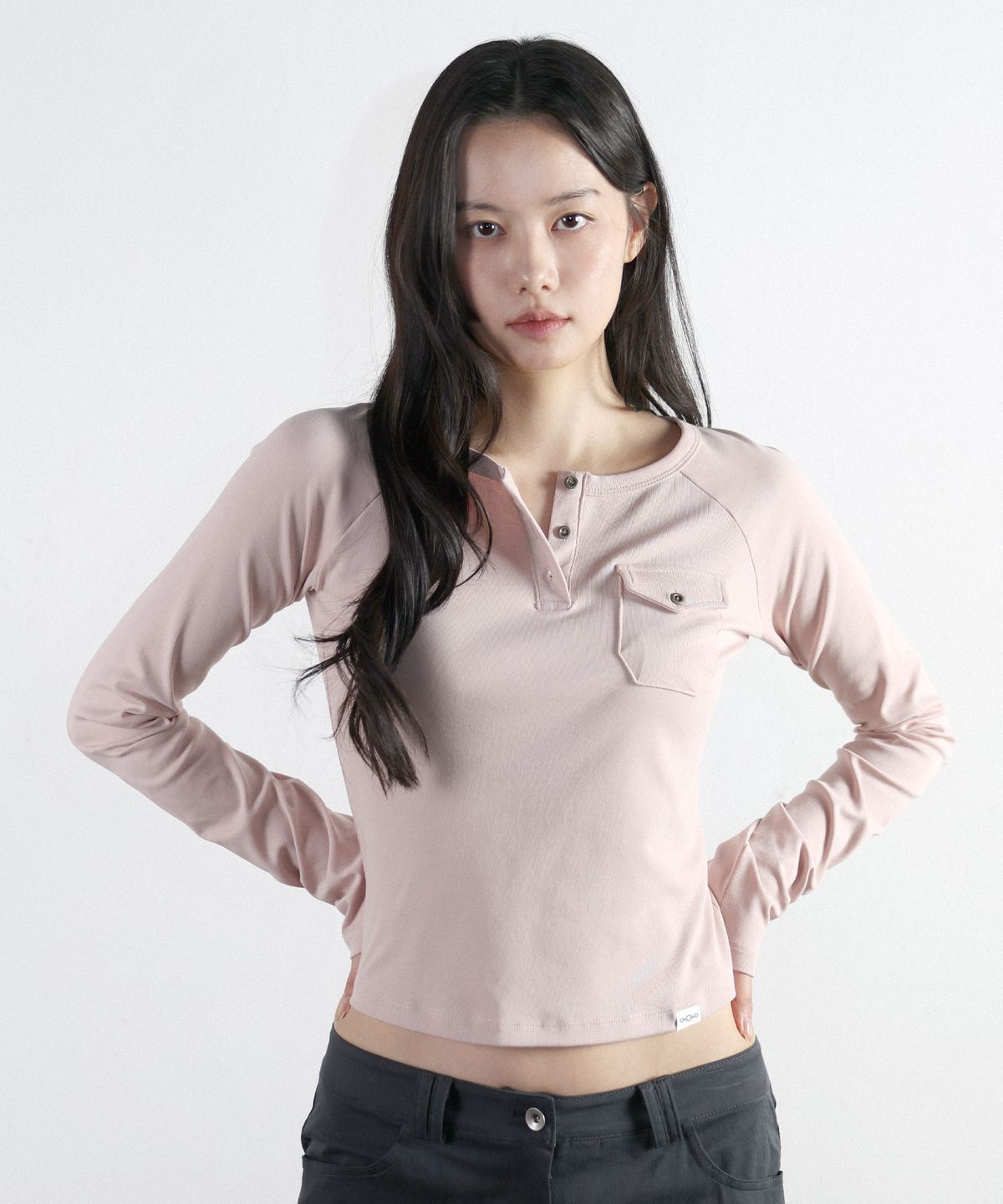 매고렌 서울(MAGORENSEOUL) 포켓 헨리넥 레글런 롱슬리브 페일 핑크