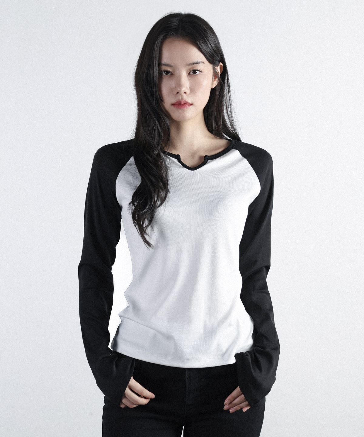 매고렌 서울(MAGORENSEOUL) 슬릿넥 레글런 롱슬리브 화이트