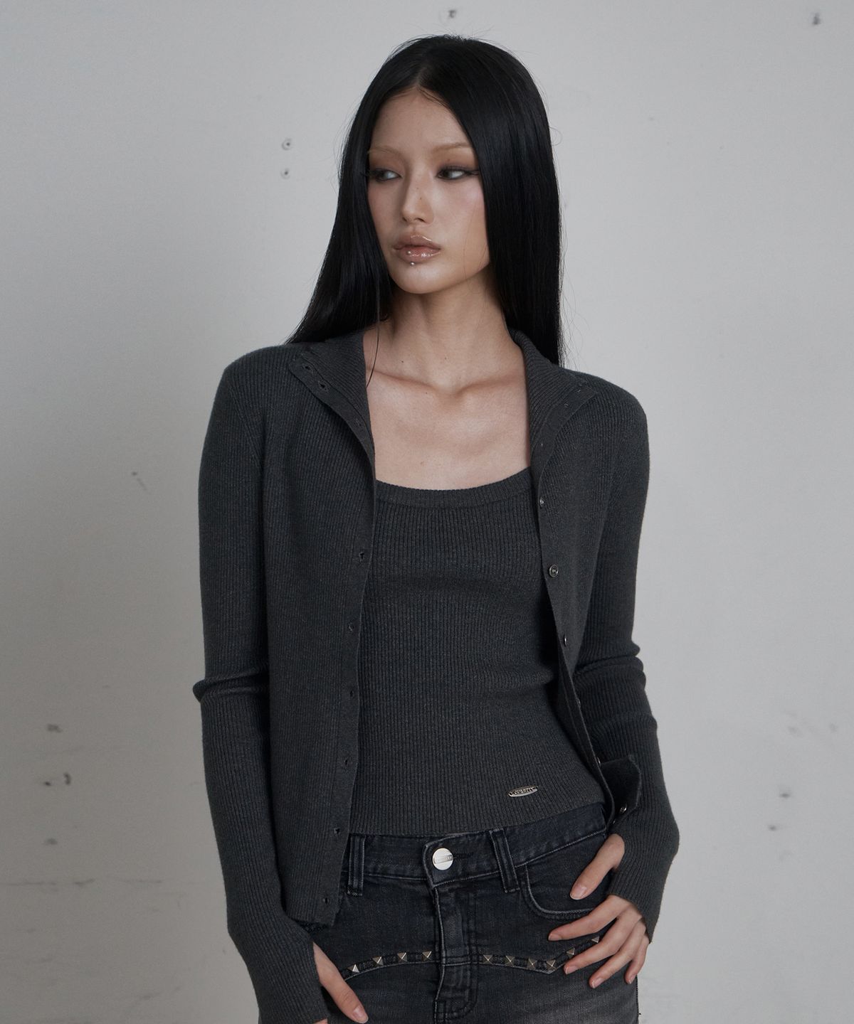 큐리티(CURETTY) C HIGH NECK KNIT SLEEVELESS CARDIGAN SET_CHARCOAL