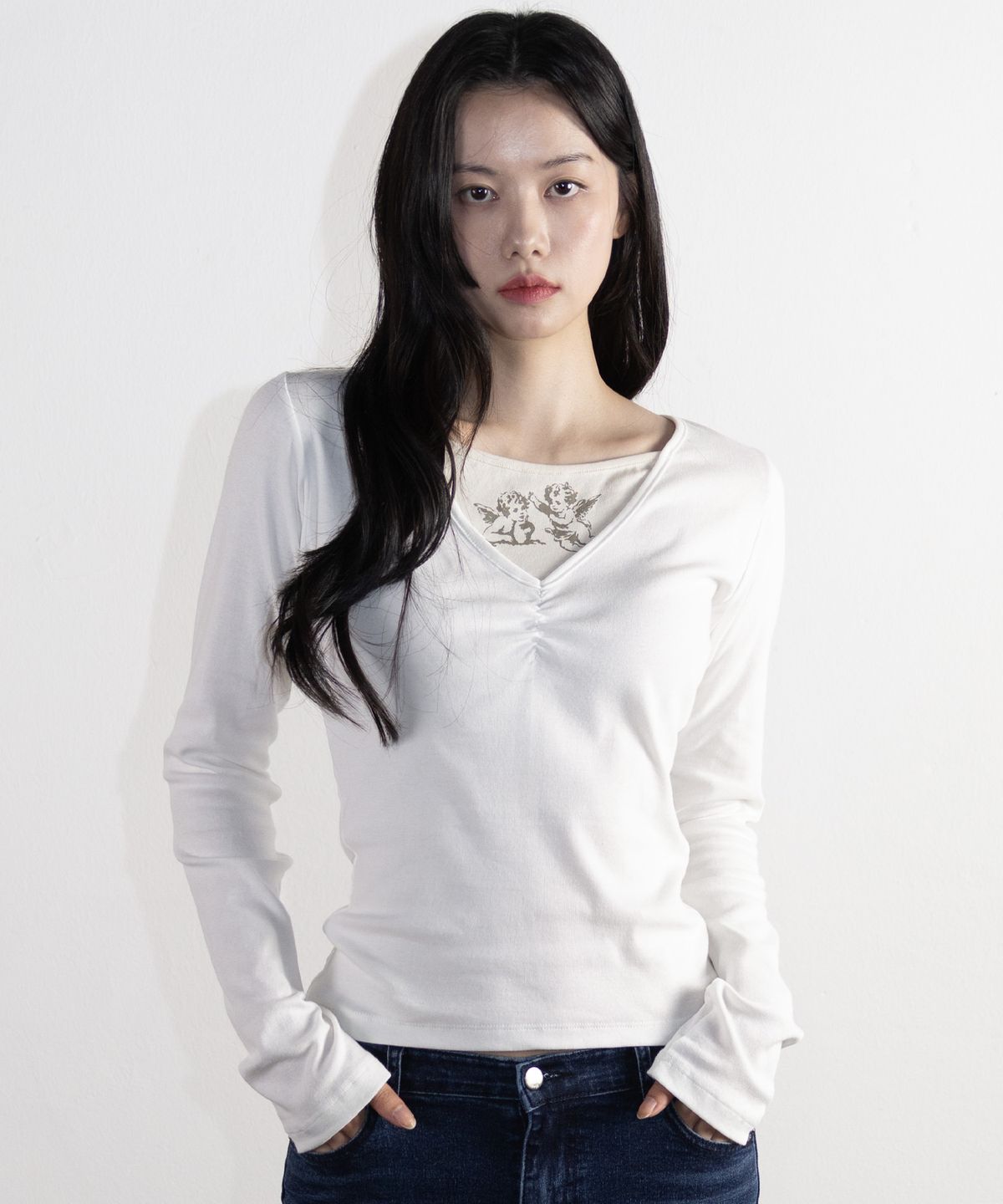 매고렌 서울(MAGORENSEOUL) 셔링 브이넥 레이어드 롱슬리브 아이보리