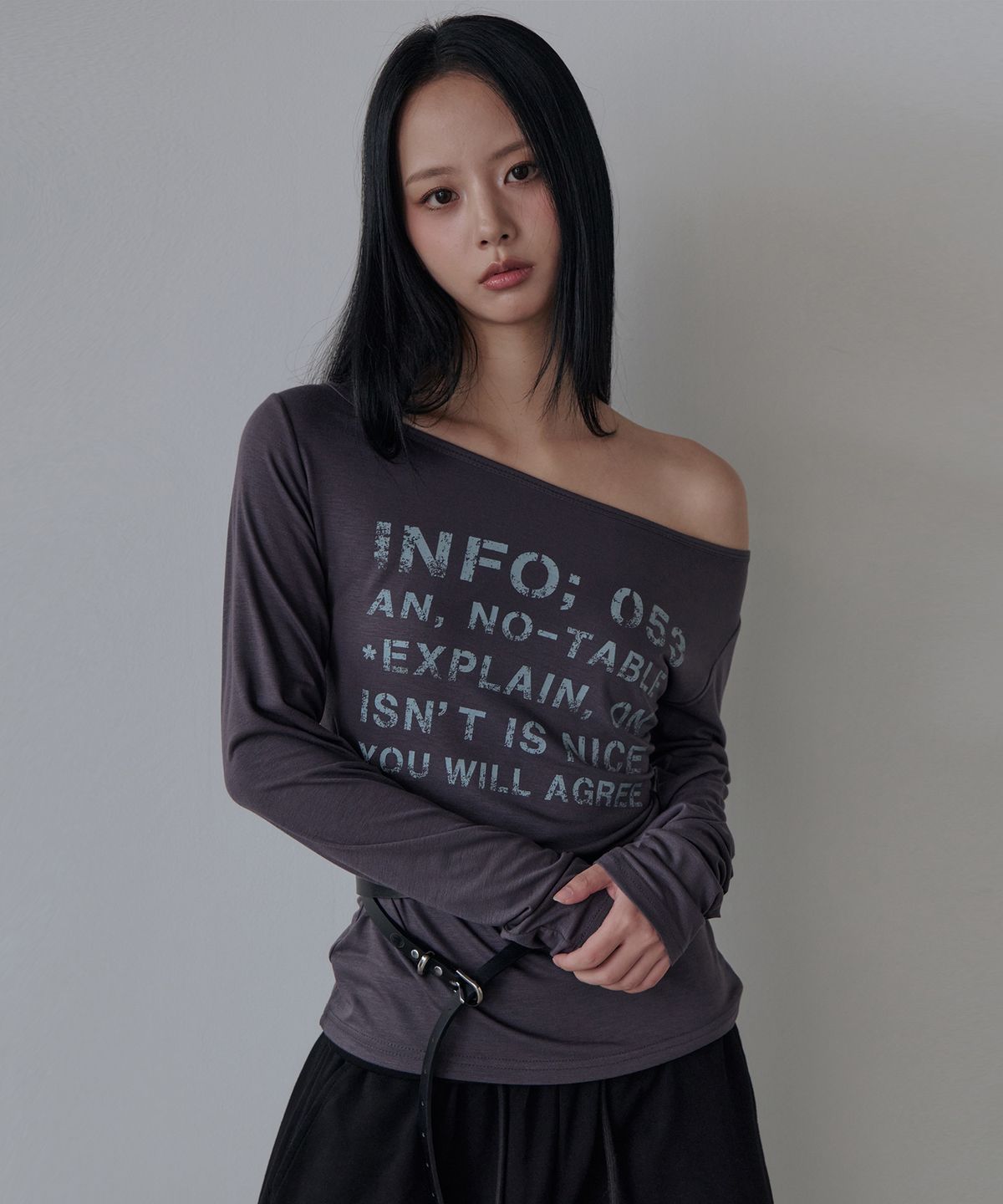 오오엠엘(5OML) 보트넥 레터링 오프숄더 롱슬리브(차콜)