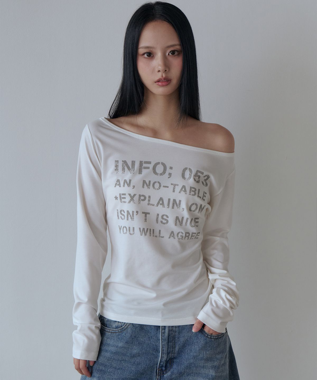 오오엠엘(5OML) 보트넥 레터링 오프숄더 롱슬리브(아이보리)