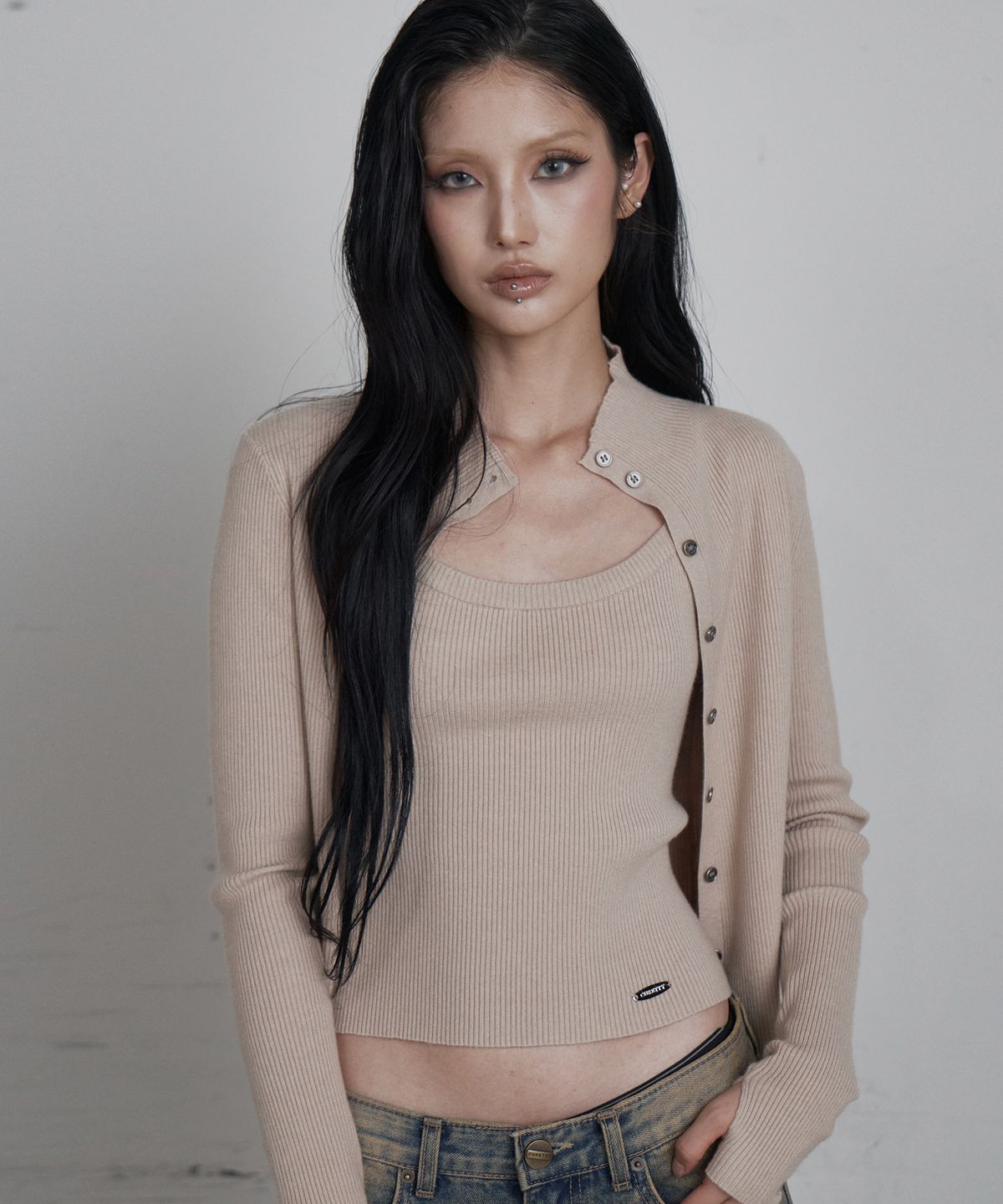 큐리티(CURETTY) C HIGH NECK KNIT SLEEVELESS CARDIGAN SET_BEIGE