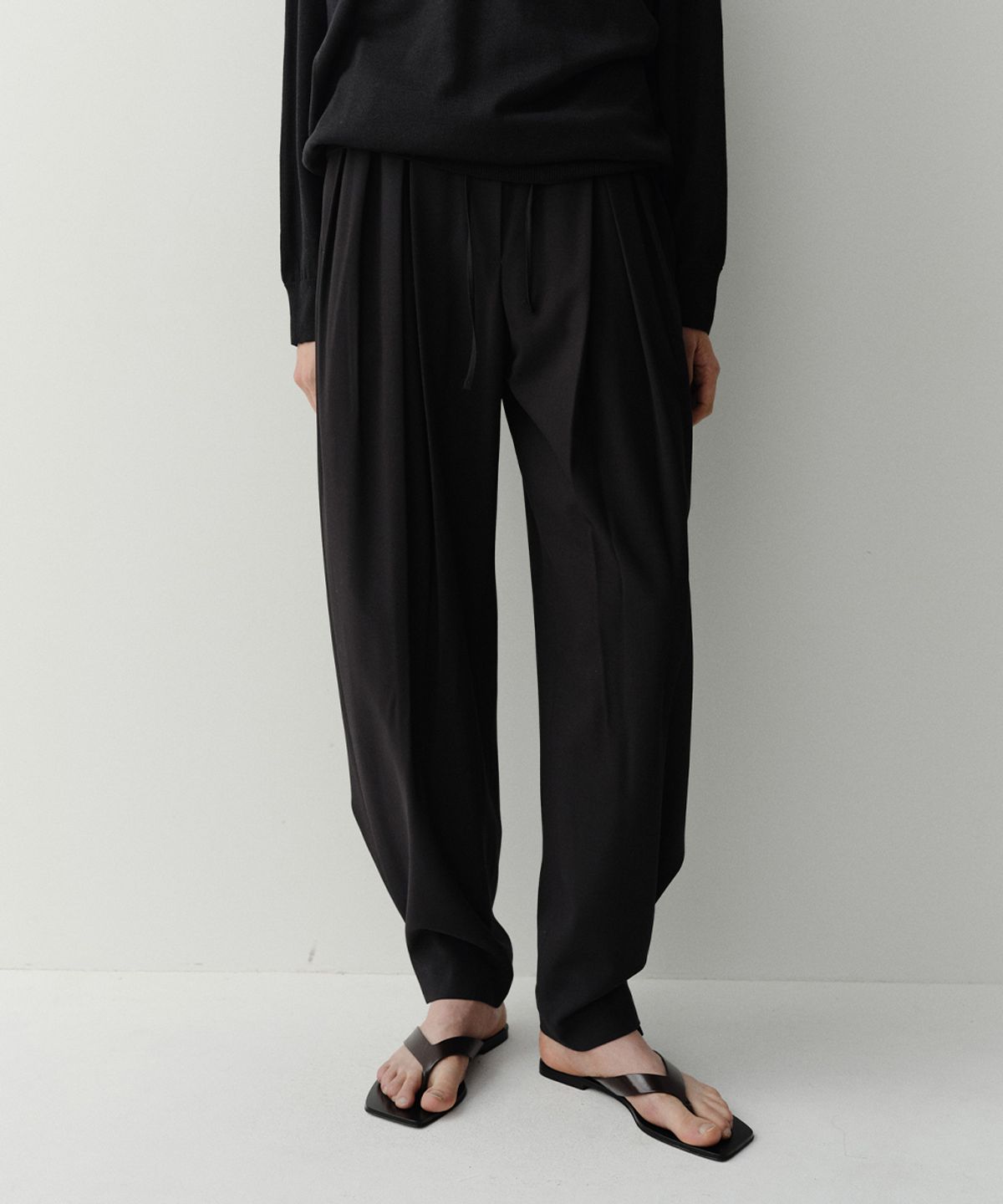 이아(EAAH) TUCK ANKLE STRAP PANTS (BLACK)