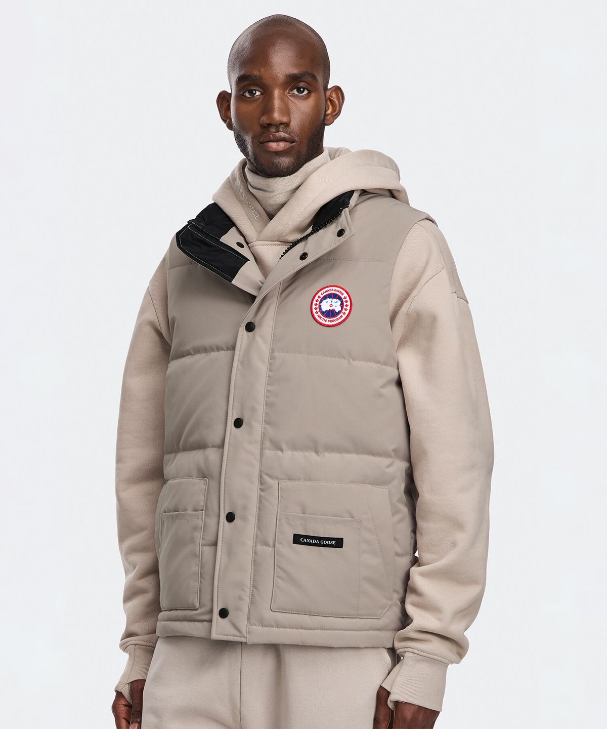 캐나다구스(CANADAGOOSE) 남성 프리스타일 크루 베스트(라떼)_Q256AMVC01LTN