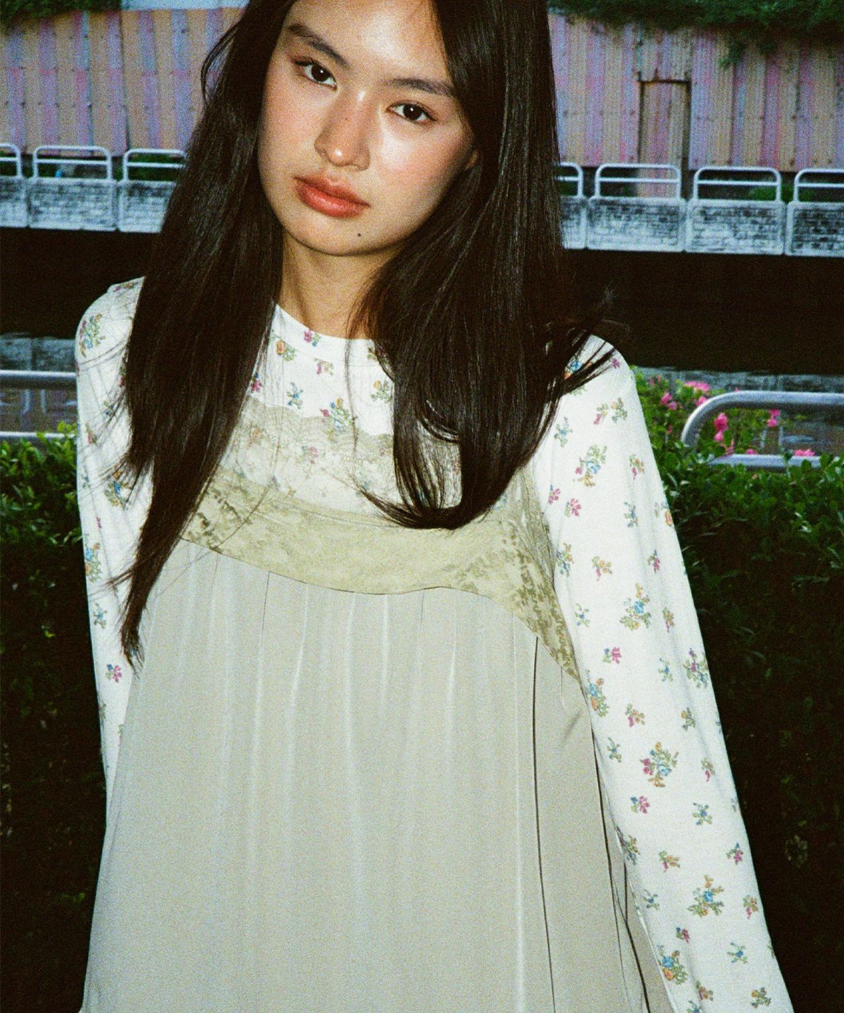 얀시시(YAHNSISI) 플라워 드로잉 롱슬리브 티 - 화이트