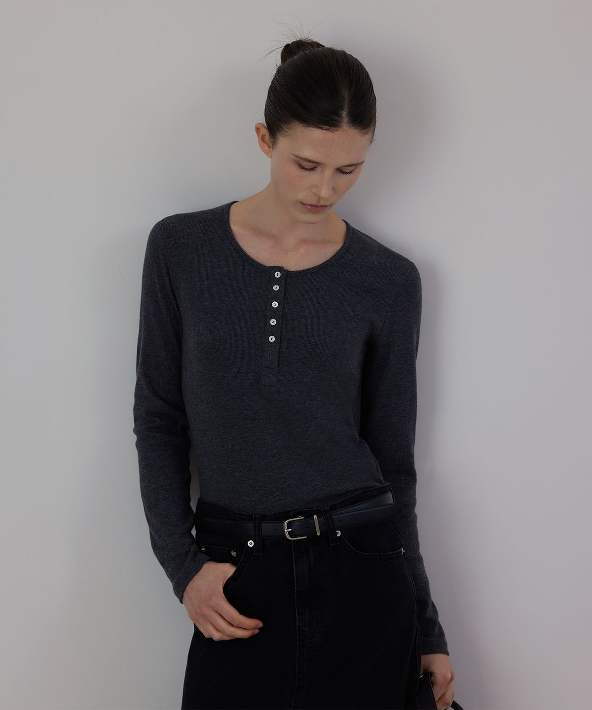 퀸스래빗(Q'SRB) F/W Fine Ribbed Button U-Neck Long Sleeve Tee