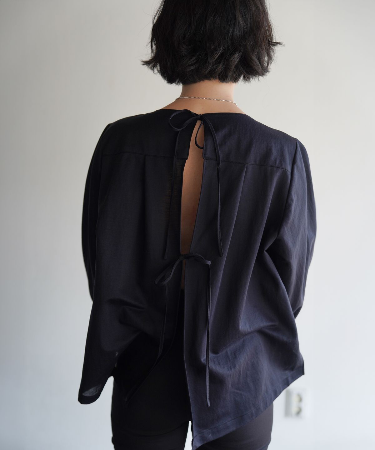 오수(OSU) OSU Tie Back Blouse, black