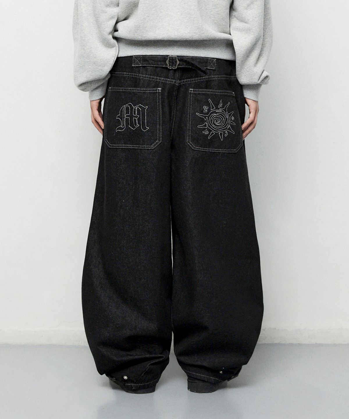마하그리드(MAHAGRID) TWO TUCK CURVED DENIM PANTS[BLACK]