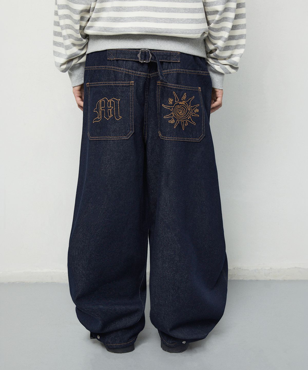 마하그리드(MAHAGRID) TWO TUCK CURVED DENIM PANTS[BLUE]