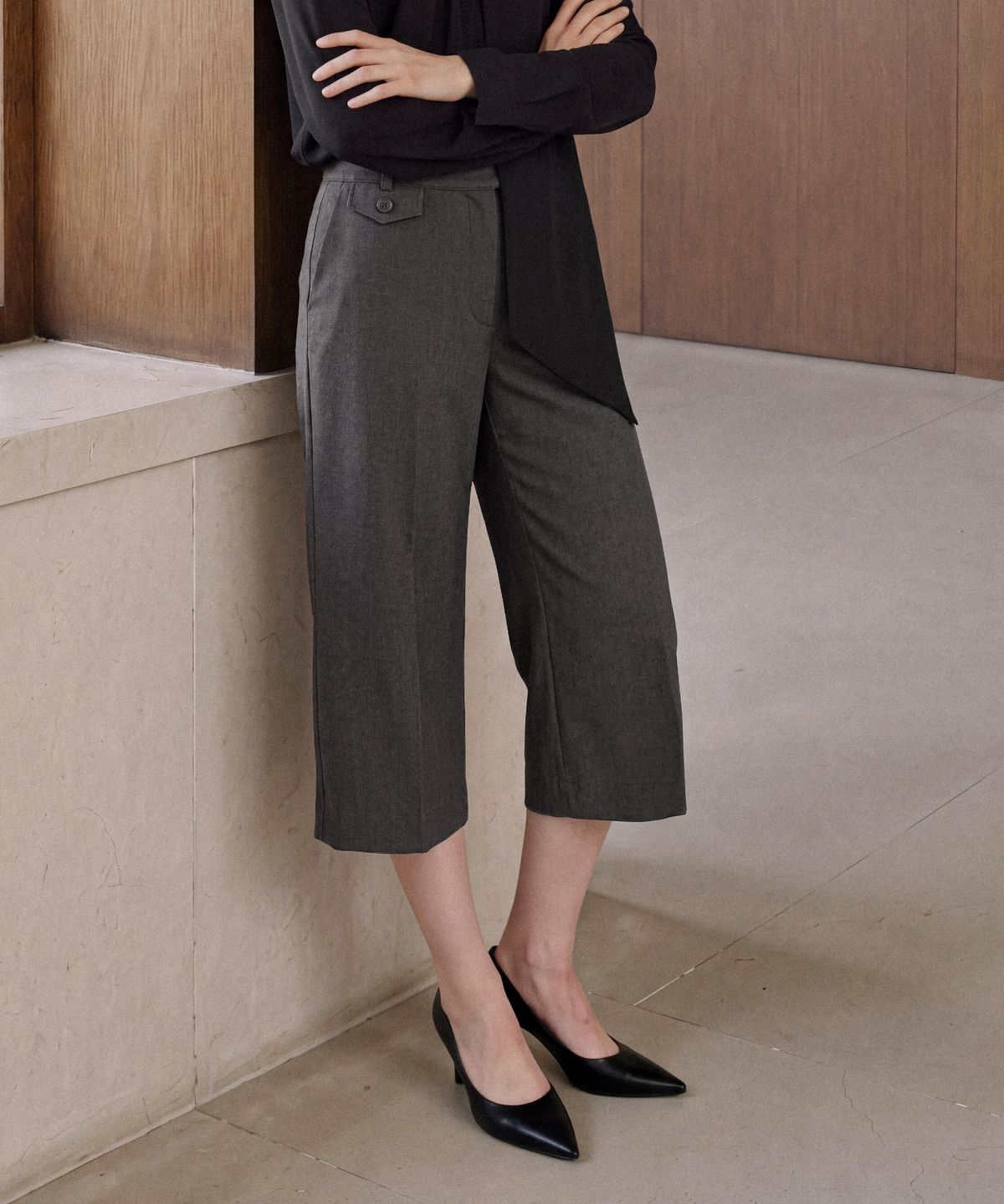 폴뉴아(FOLNUA) AMPLE CAPRI PANTS (CHARCOAL)