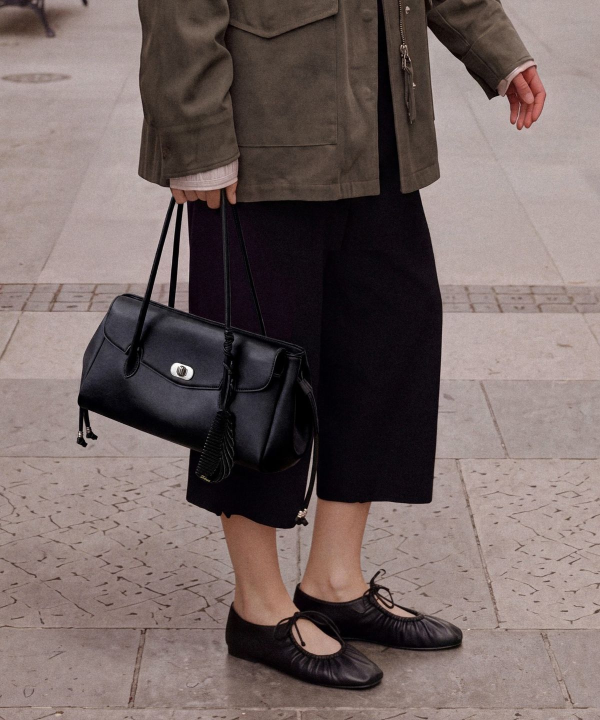 폴뉴아(FOLNUA) AMPLE CAPRI PANTS (BLACK)