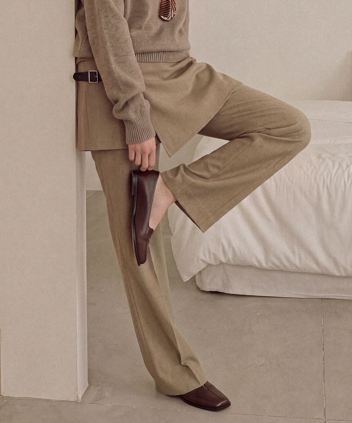 폴뉴아(FOLNUA) SWINGY WRAP SLACKS (BEIGE)