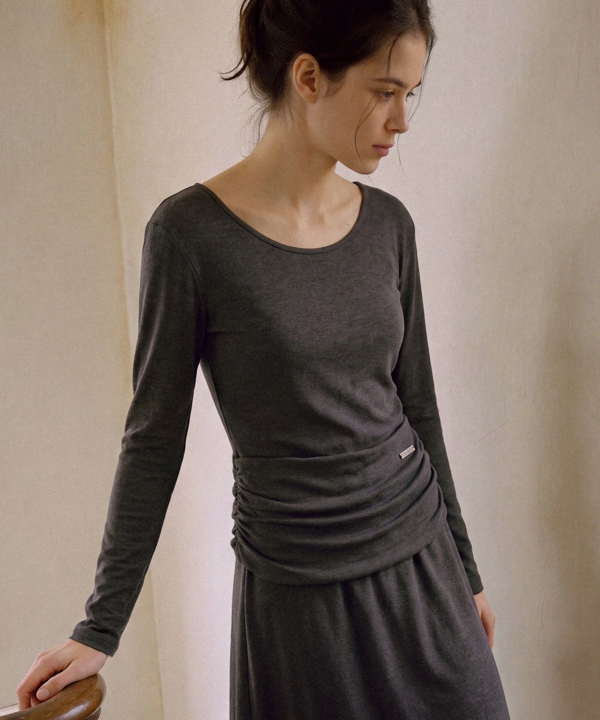 폴뉴아(FOLNUA) NOCTURNE SHIRRING LONG DRESS (CHARCOAL)