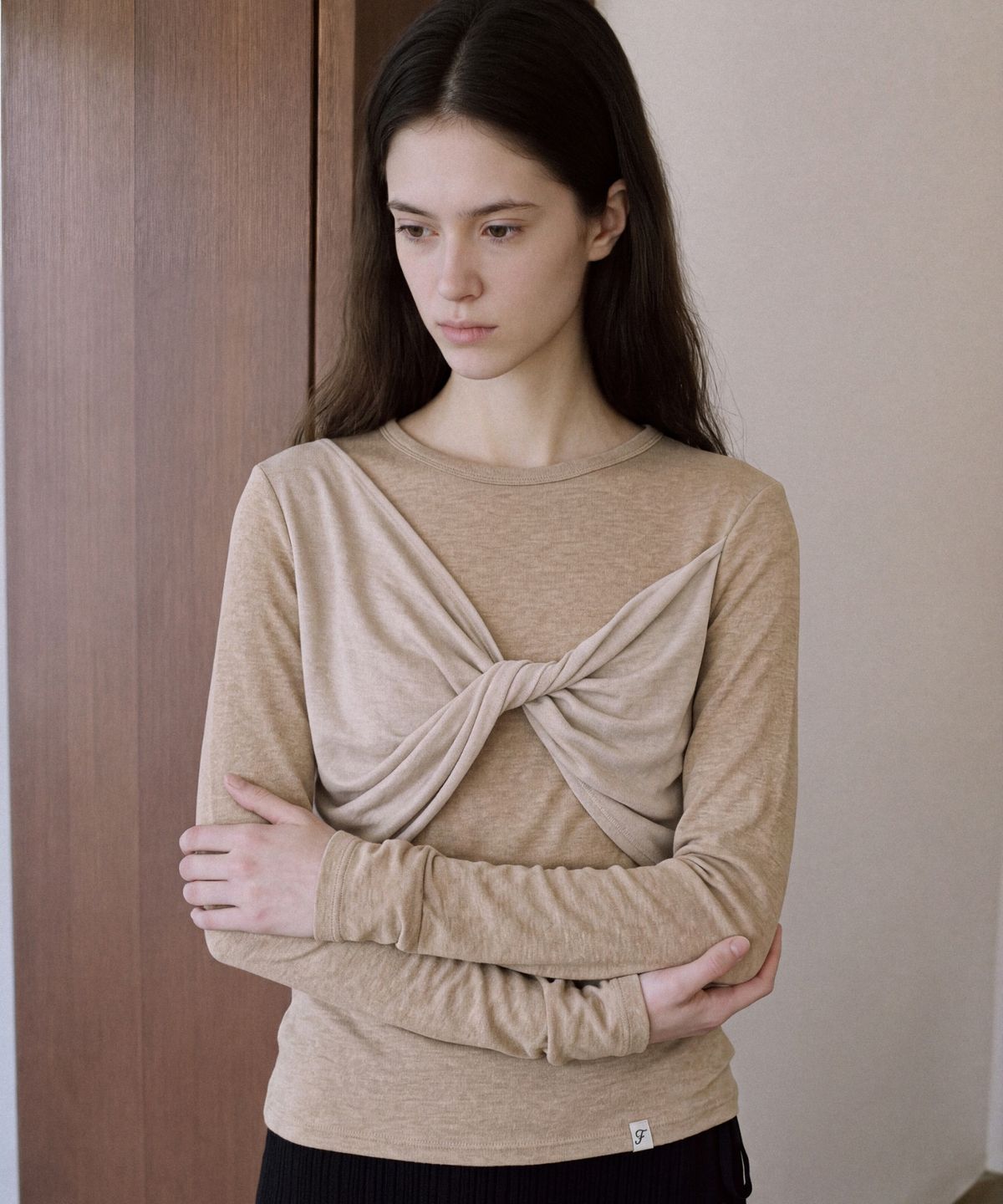 폴뉴아(FOLNUA) ENTRELACE SLIM T-SHIRT (BEIGE)