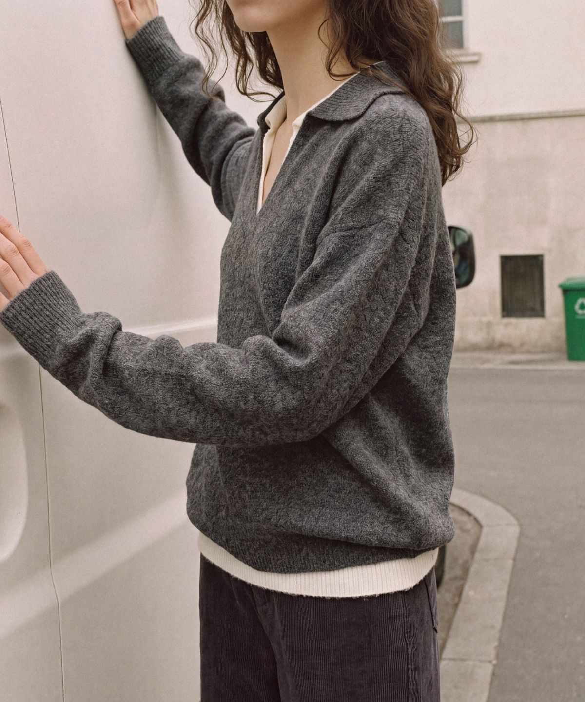 폴뉴아(FOLNUA) DAMAGE V NECK COLLAR KNIT (CHARCOAL)
