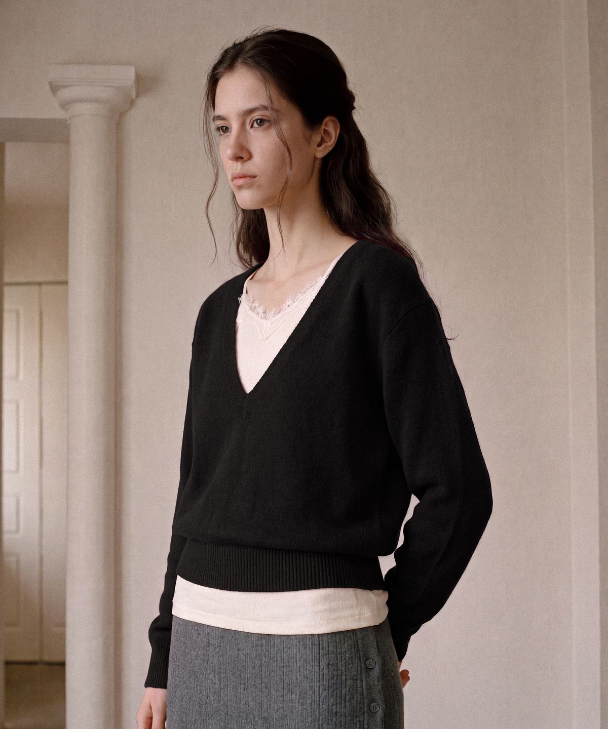 폴뉴아(FOLNUA) PLONGER DEEP V NECK KNIT (BLACK)