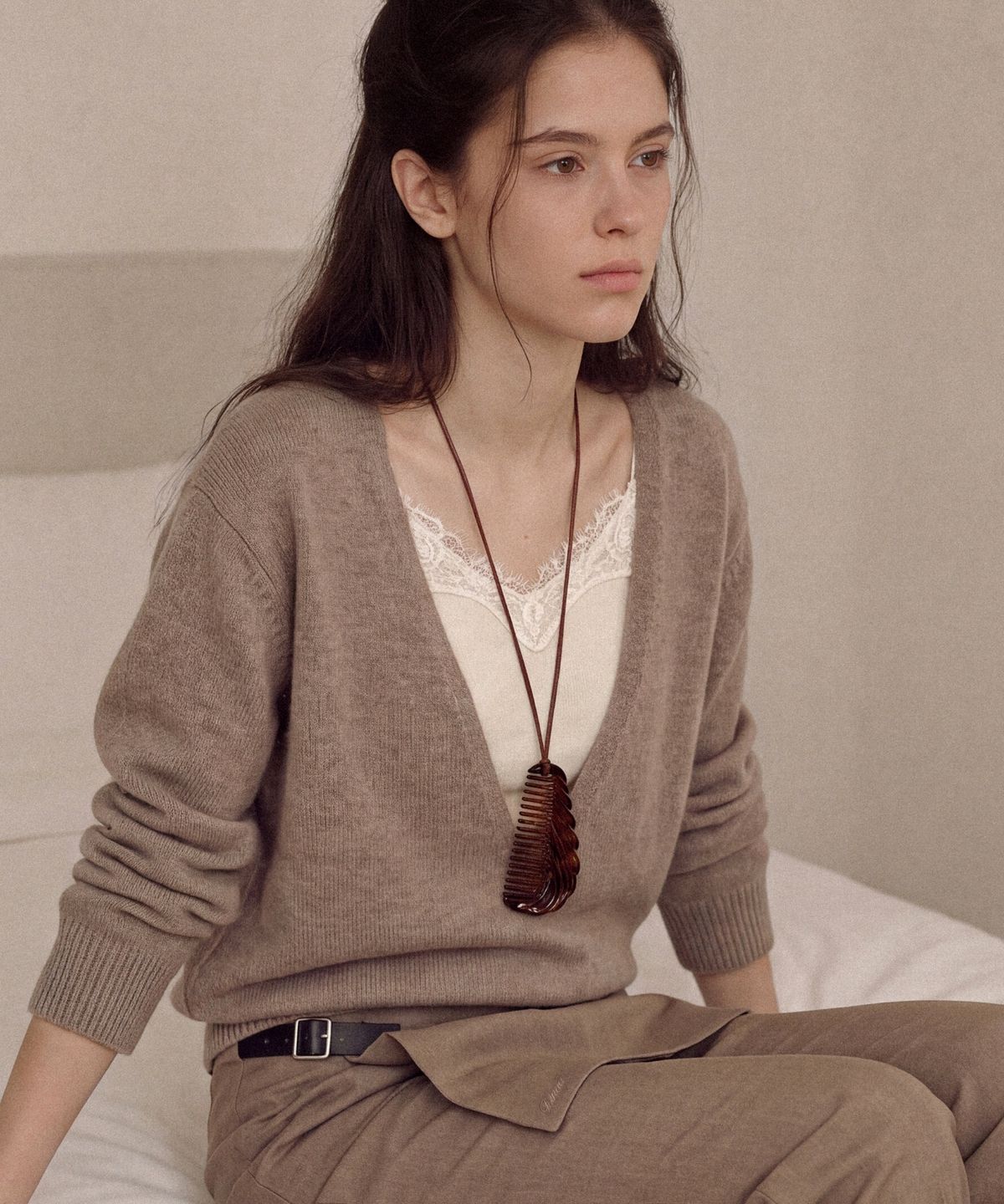 폴뉴아(FOLNUA) PLONGER DEEP V NECK KNIT (BROWN)