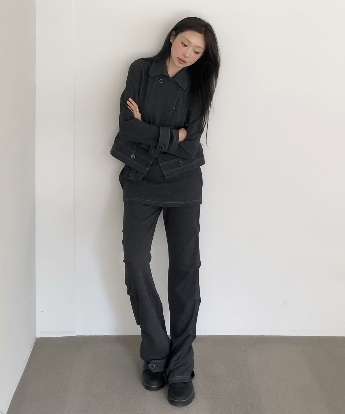 허그유어스킨(HUG YOUR SKIN) 레이어드 플랩 스웻 팬츠 (차콜)