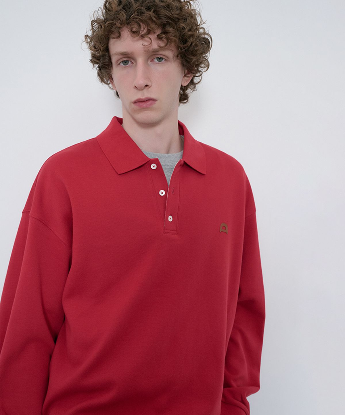 던스트 포 맨(DUNST FOR MEN) UNISEX LEATHER LOGO COLLARED T-SHIRT_UDTS6C110_RED