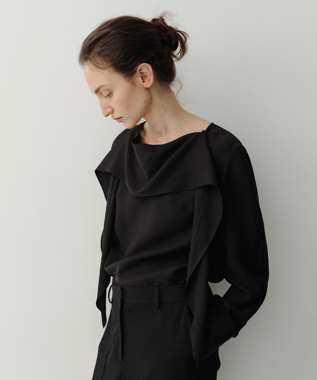 이아(EAAH) RIVER SCARF BLOUSE (BLACK)