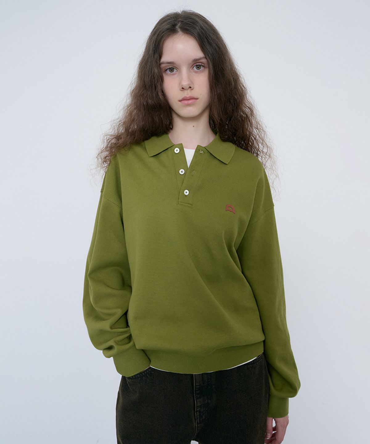 던스트(DUNST) UNISEX LEATHER LOGO COLLARED T-SHIRT_UDTS6C110_OLIVE